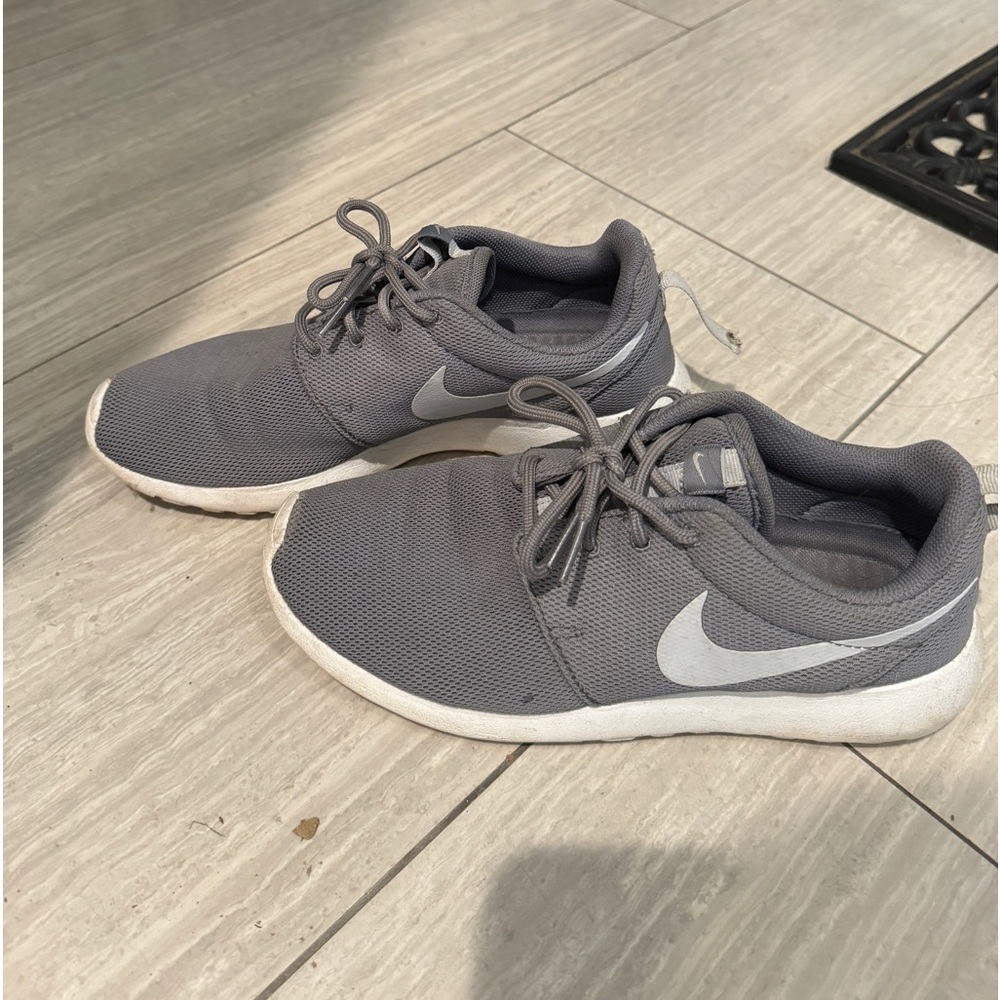 Nike grey roshe one size 7.5